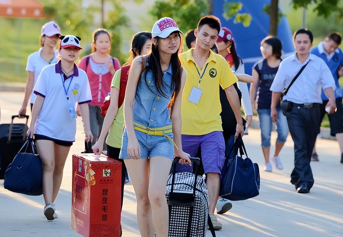 高考分数出学生看到后喜极而泣,高考生查成绩一看200多分反应亮了