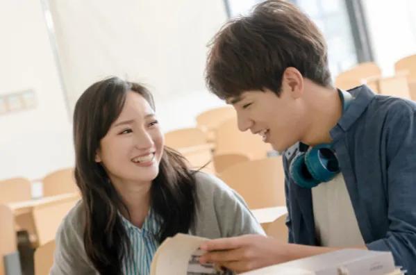 第一次和女生见面聊什么不嫌尴尬,第一次和女生见面聊什么避免尴尬