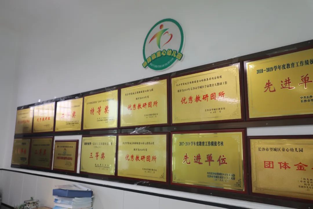 恭喜幼儿园足球比赛得奖,喜讯我校入足球特色示范校