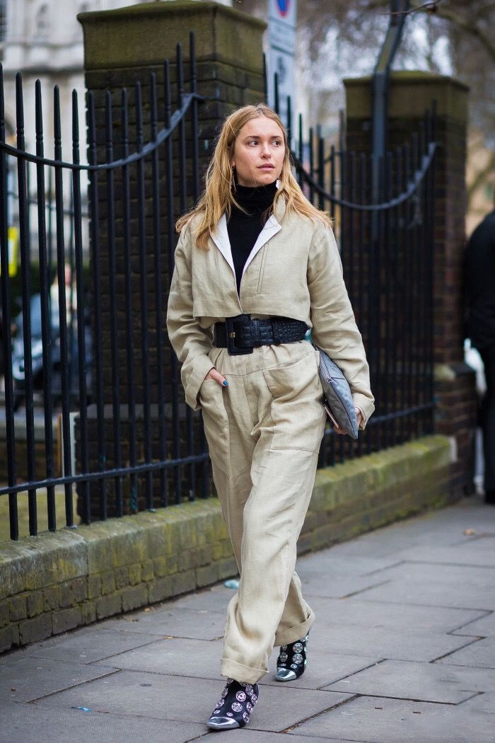 真正懂穿搭的女人，冬天靠腰带就能“勒”出好身材，普通人也能学