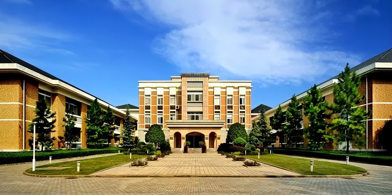 外校知名校长专家团队，三大升学通道，这所市直属高中奥秘何在？