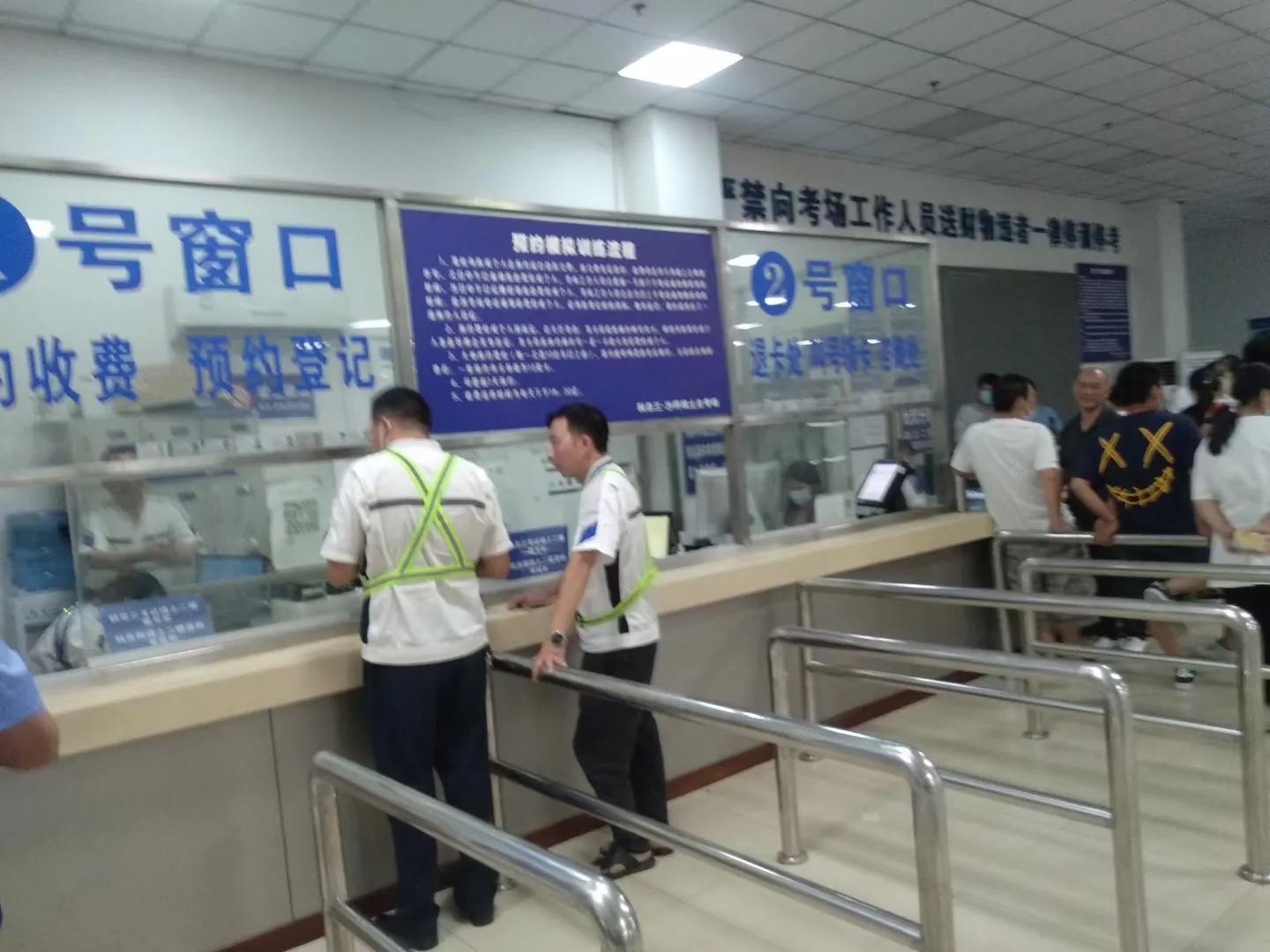 学车打不还手骂不还口,考驾照是考试费自己交吗