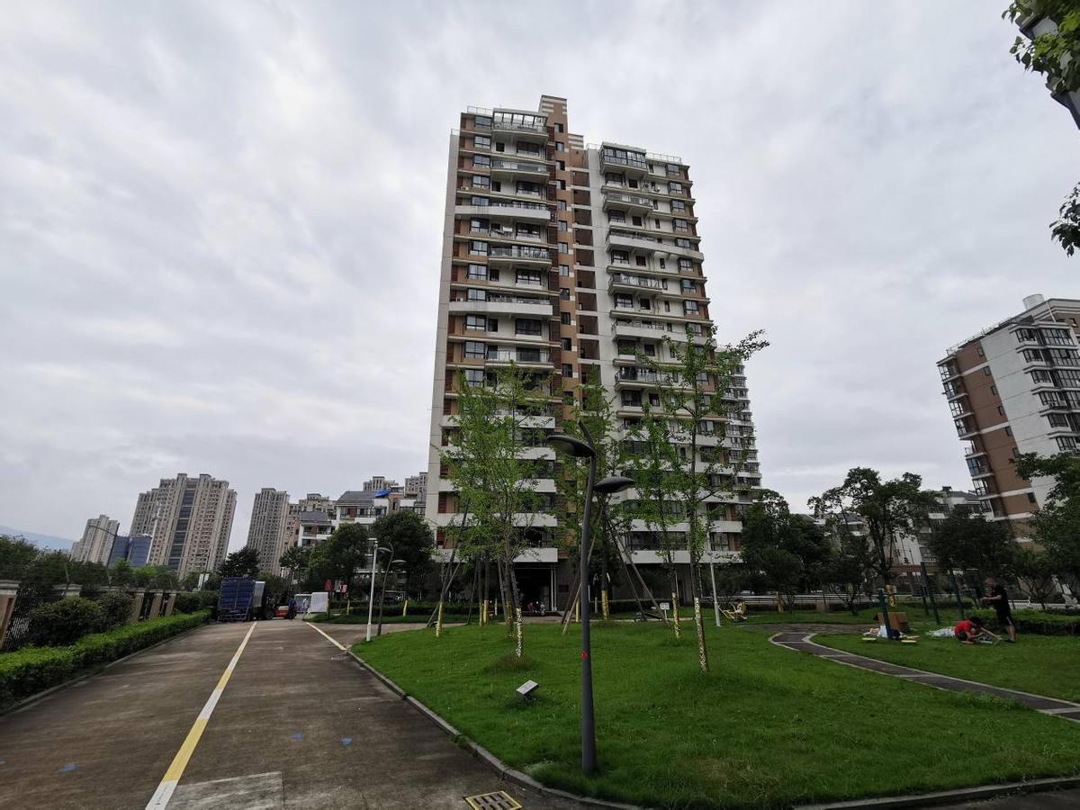 汽车里一股臭脚味,汽车脚垫有臭味怎么消除