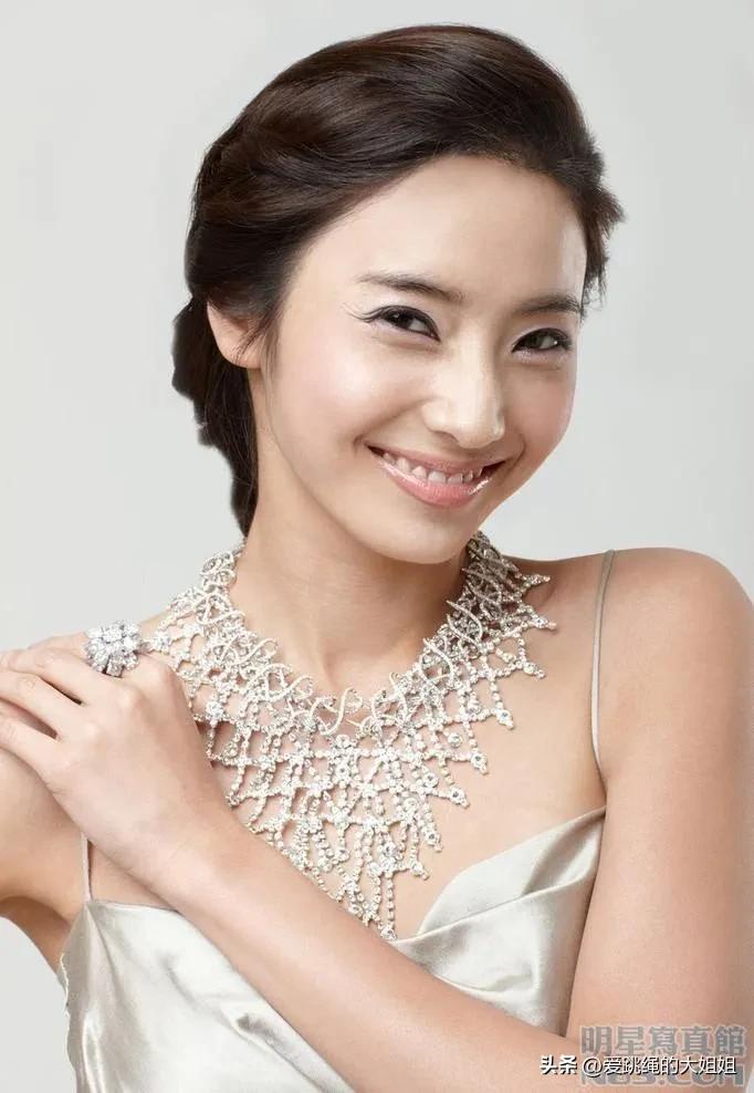 lisa和韩彩英谁是真人芭比 (韩彩英吊带)