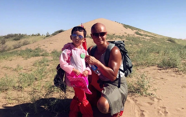 父女“嘴对嘴亲吻”不害臊，以爱的名义满足私欲的行为，该停止了