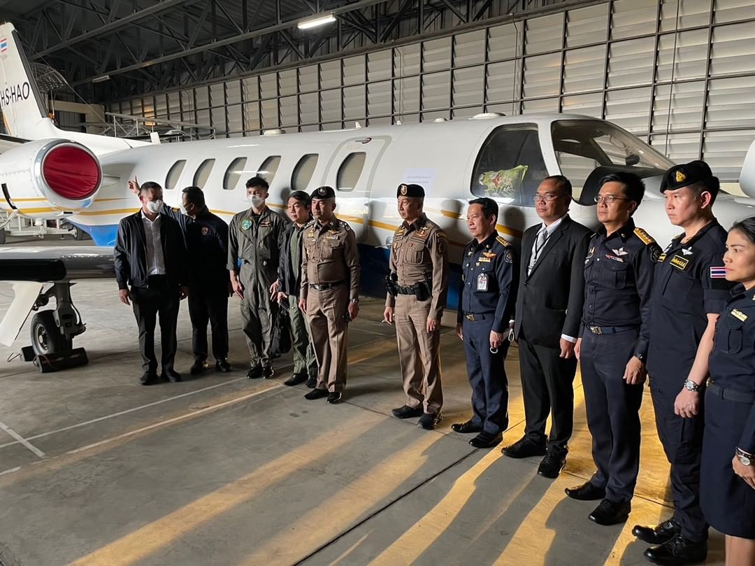 “灰产五虎”再折一人！私人飞机房产近百辆旅游巴士被警方查扣