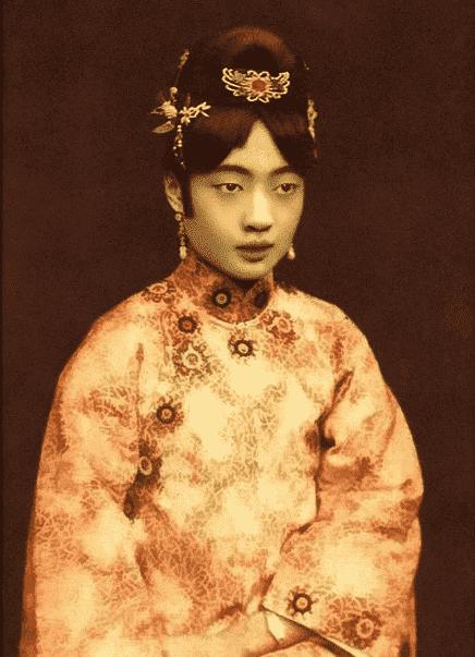 *光脱**犹太人女人衣服，集体*杀屠**，老照片再现变态的纳粹德国！2