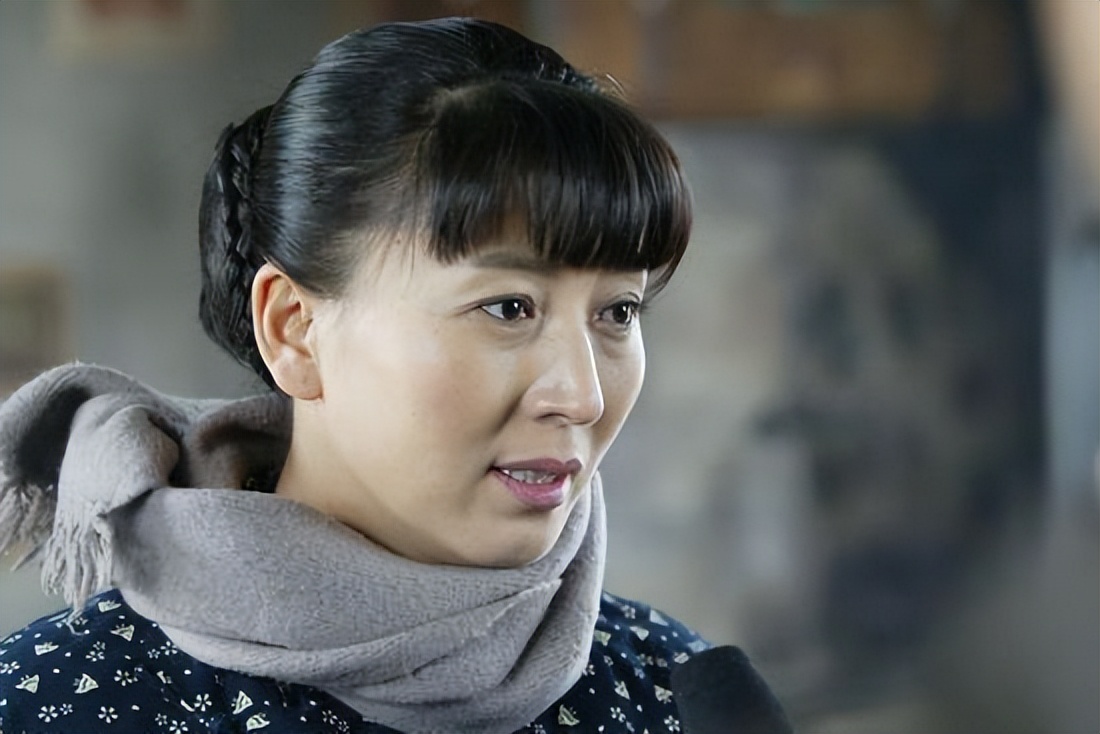 过气演员的窘况:县城忙走穴、直播用怪招,晚节不保,何必呢?