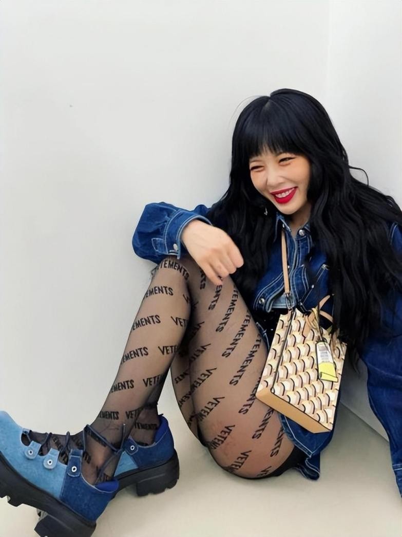 盘点韩国女明星最敢穿的衣服,韩国女星近期着装精选