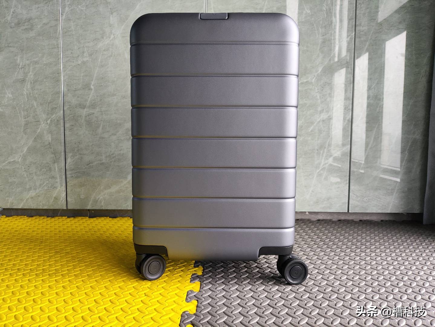 米家拉杆箱体验：旅行中的好伙伴，闲暇时的小桌台