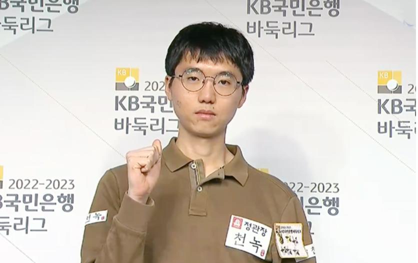 韩国联赛上演棋手喜剧人有人新婚秀恩爱有人合十为谁哀