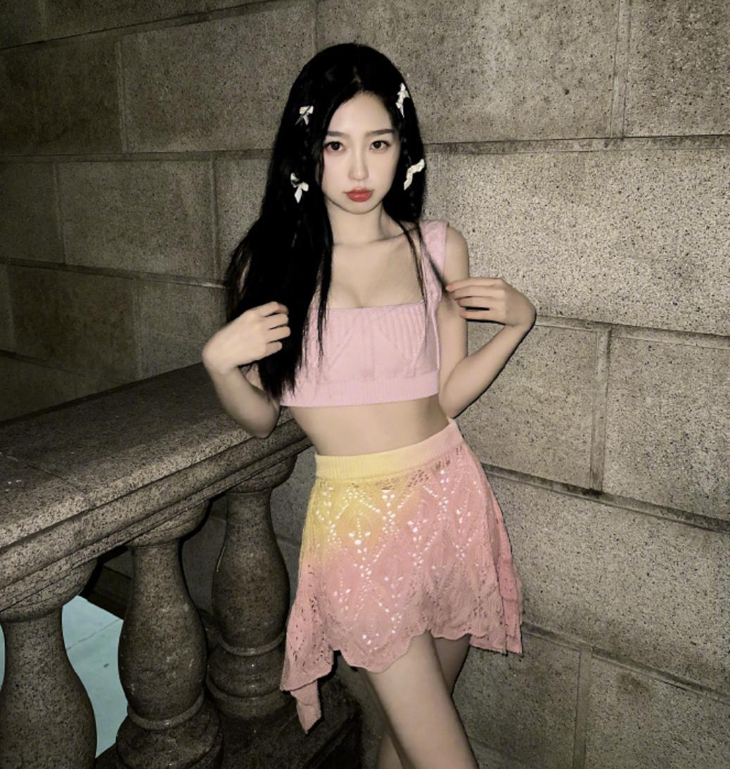 有一种尴尬叫“星二代玩性感”，*裤底**胸部全露，让明星父母都脸红