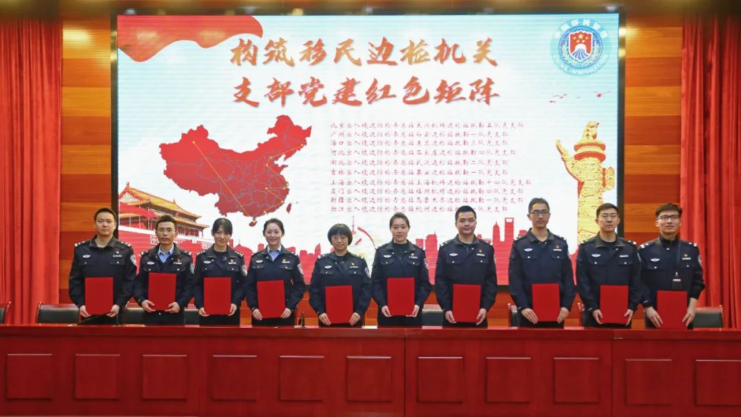 在武汉口岸,他时常与病毒不到一米的距离