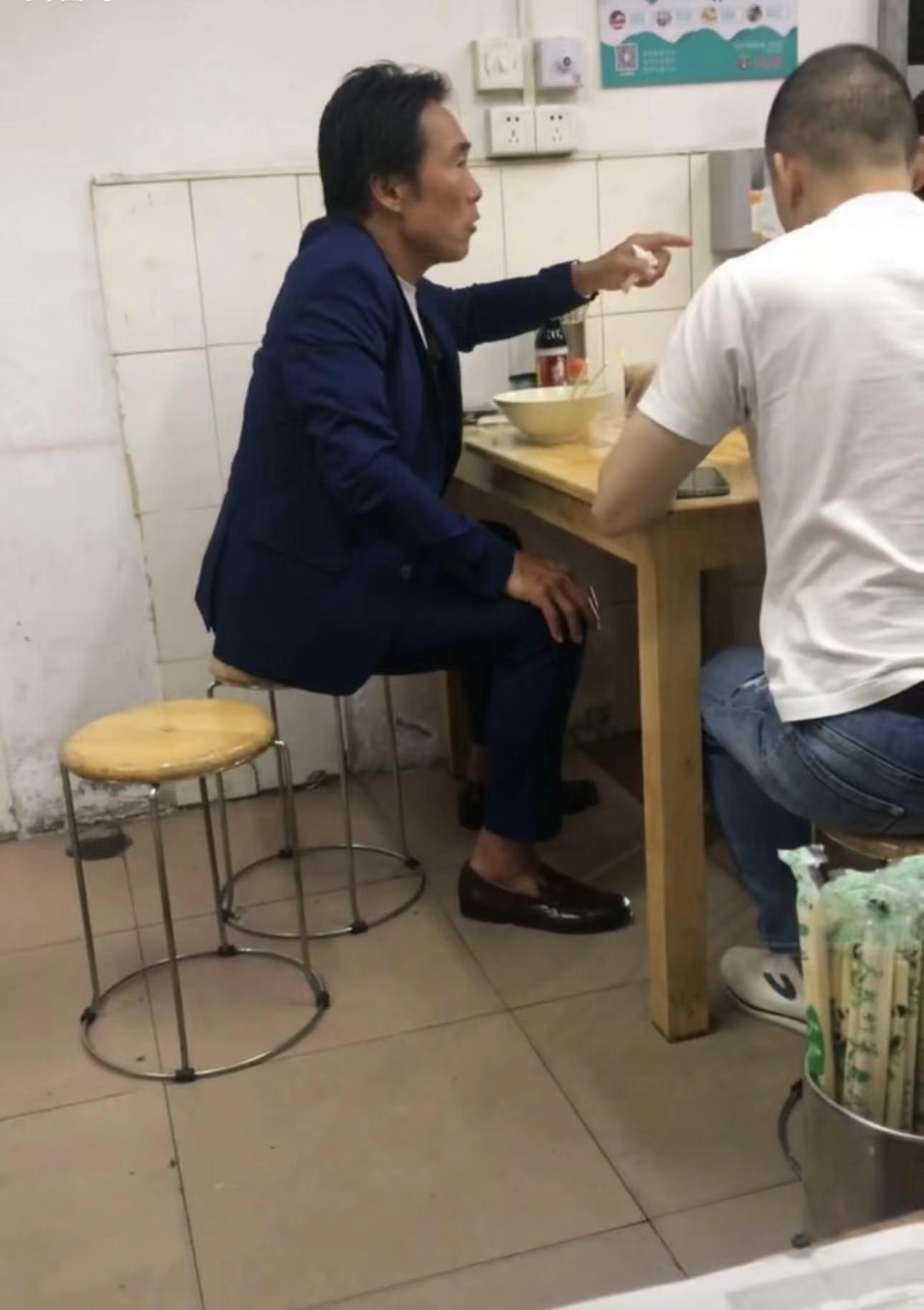 香港演员妻子出轨,57岁香港戏骨定居内地