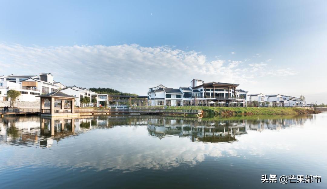 高山峡谷里的温泉,藏着与世隔绝的天然温泉