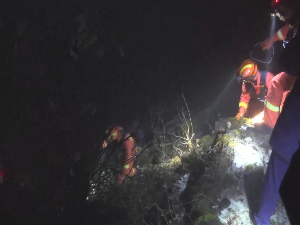 驴友擅闯未完工的栈道,浙江驴友擅闯未完工悬崖栈道