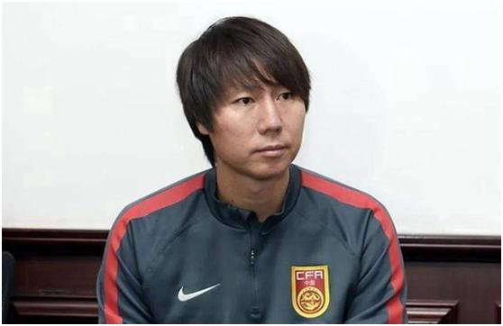 李铁“头真铁”，被爆两个老婆，英国有私生子，看来海参没少吃