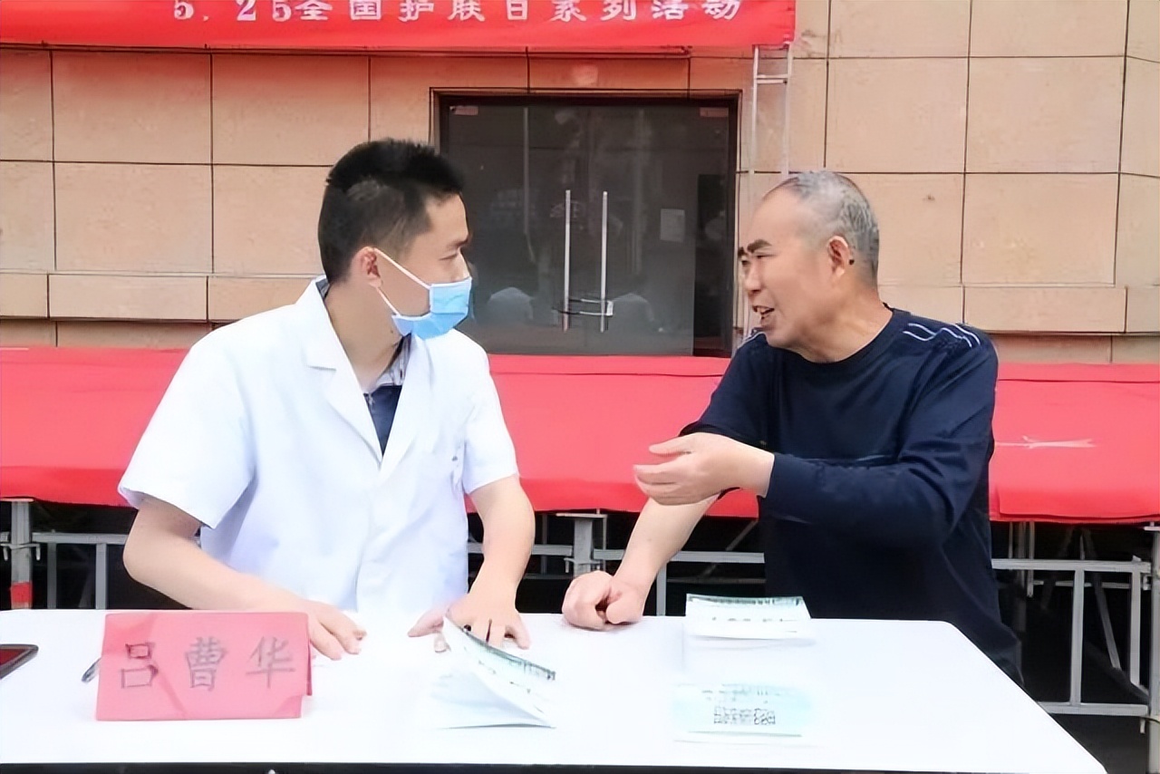 脖子和腋下的“小肉粒”是什么？能用手抠掉吗？看看医生如何说