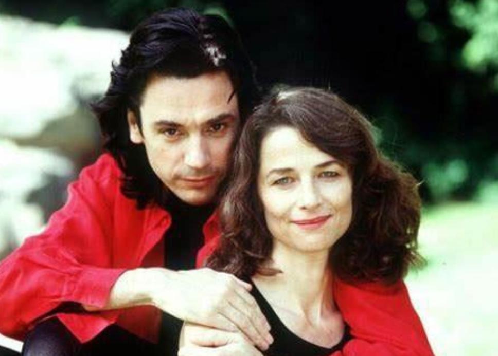 娶了巩俐的雅尔，曾有个漂亮的未婚妻，对方正是法国女神阿佳妮