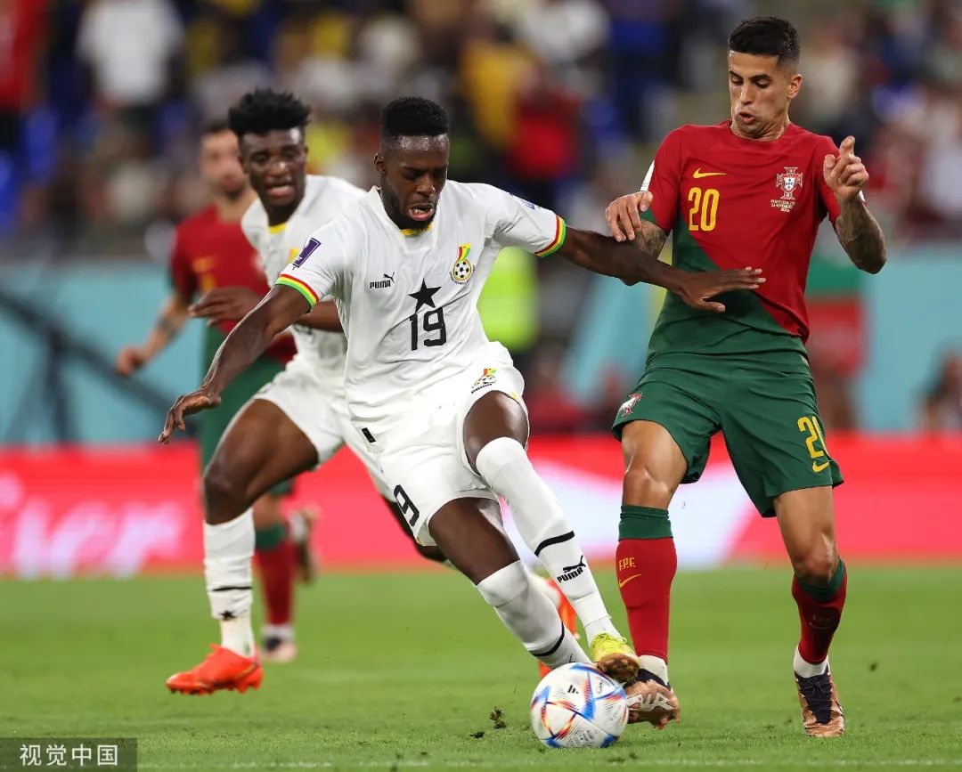 足球名画梅西c罗,c罗回应梅西晒球衣名画