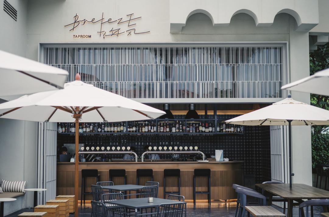 三亚沙滩和碧海蓝天,三亚有清澈的海水和美丽的沙滩