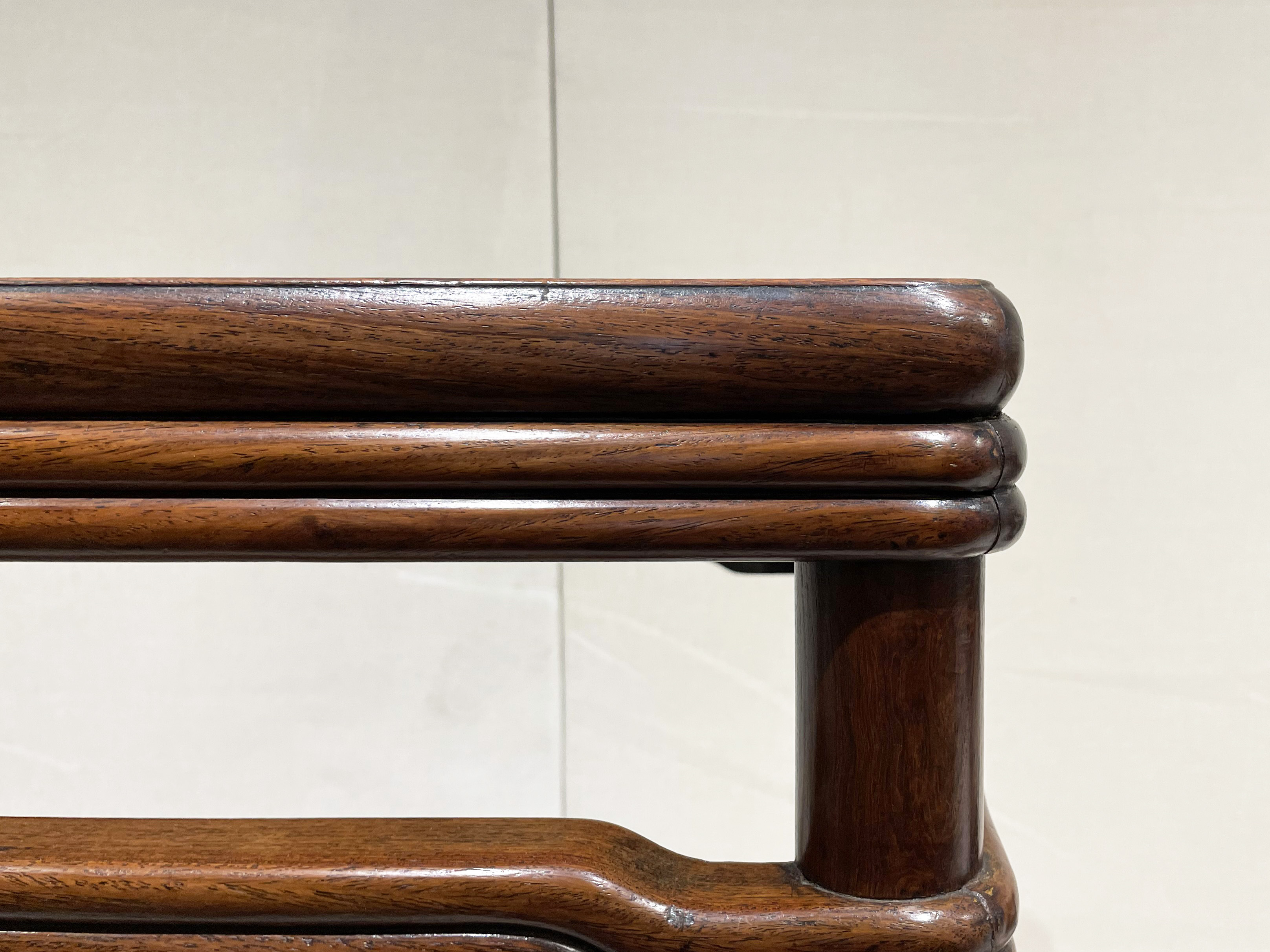 棕眼较密不疏朗，裹腿做画桌依然是黄花梨