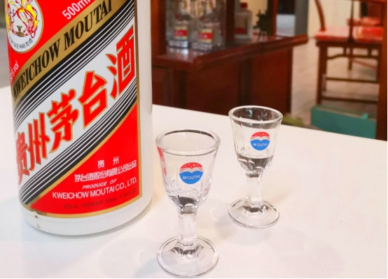 飞天茅台赠的小酒杯真假鉴别,买飞天茅台酒能升值吗