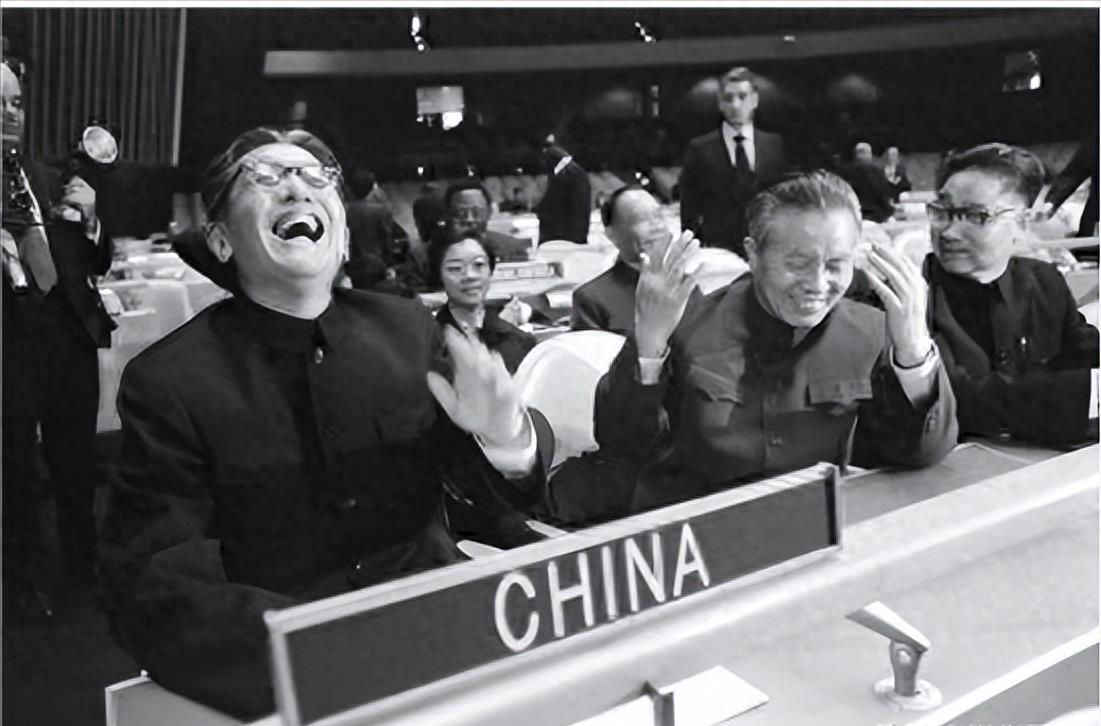 乔冠华到底有多强？联合国大会仰天大笑，毛*东泽**：一文顶两坦克师