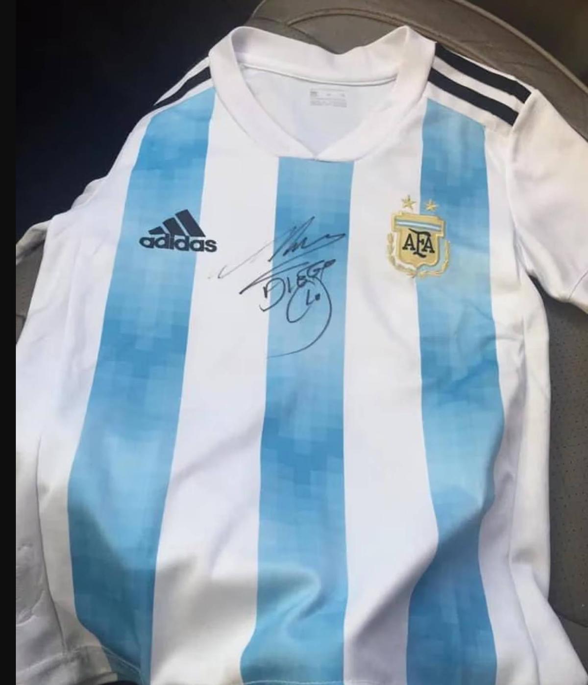 梅西进球后换球衣致敬马拉多纳,梅西足球小球迷