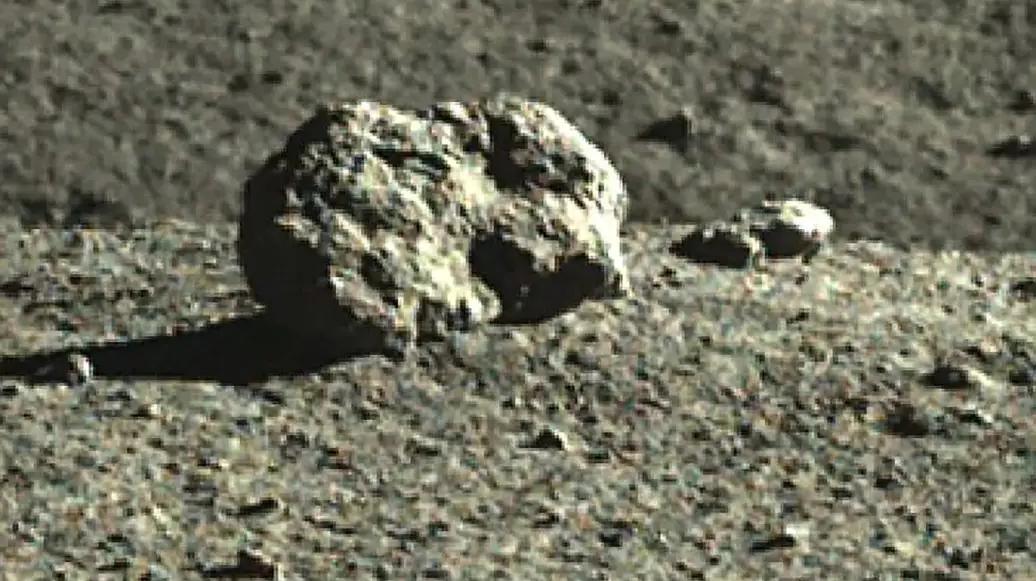 月球背面看到神秘小屋？玉兔2号抵近观察，不久之后答案揭晓