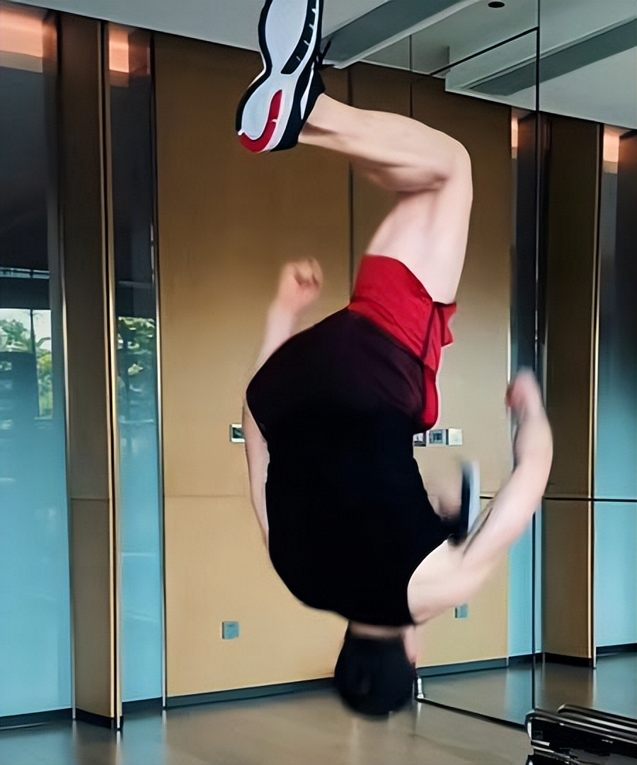 嘎子后空翻桌子视频,嘎子倒立下楼梯