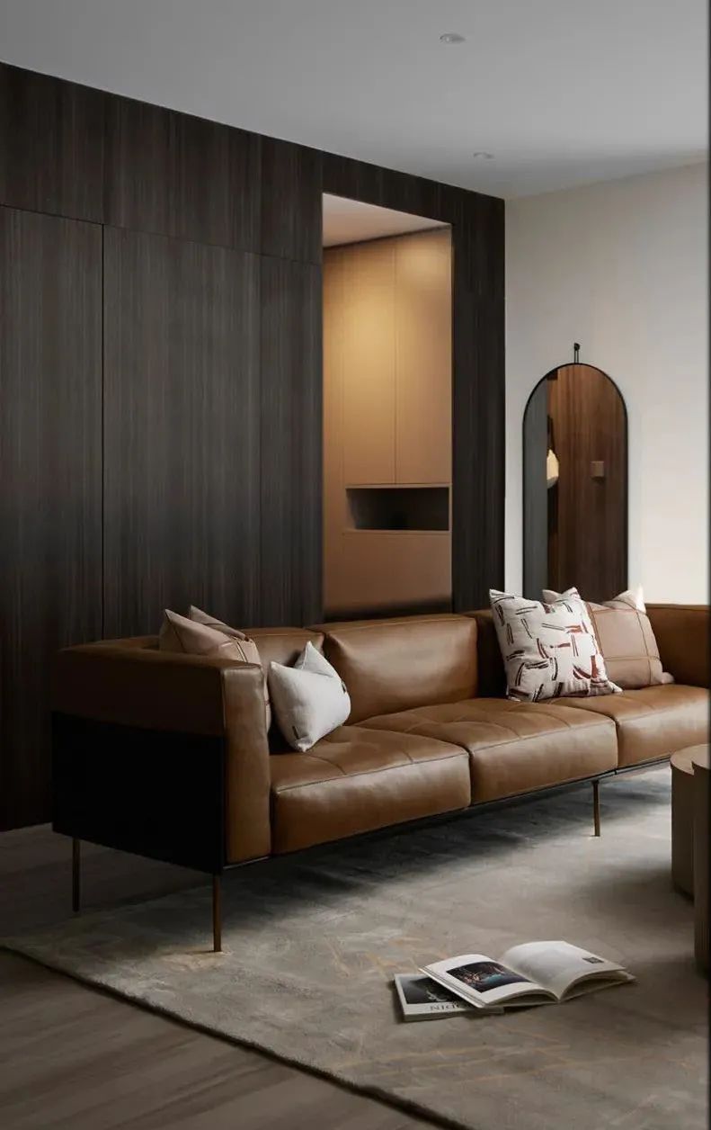 卧室暗色背景墙木饰面,木饰面装修暗色房间搭配效果