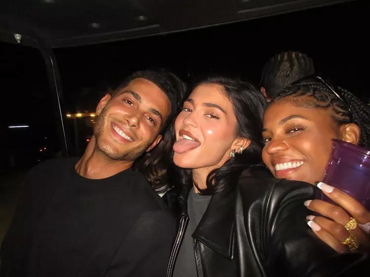 凯莉詹娜纱裙秀,凯莉詹娜穿长裤图片