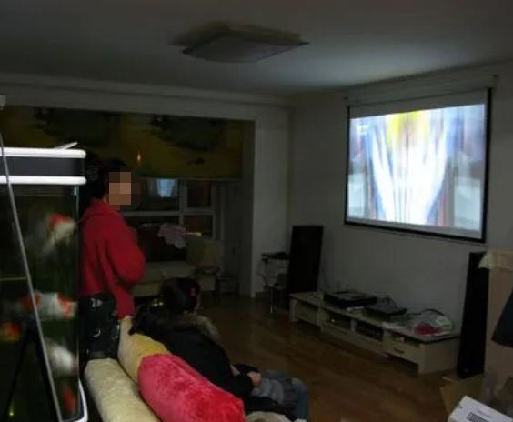 南京一孕妇产下四胞胎，政府赞助他们出国留学，如今老板是谢霆锋