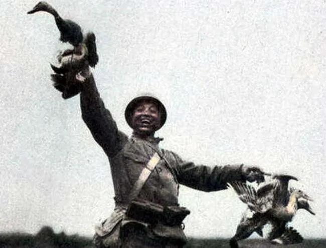 老太太木棍打鬼子,老太太面对日本鬼子英勇不屈