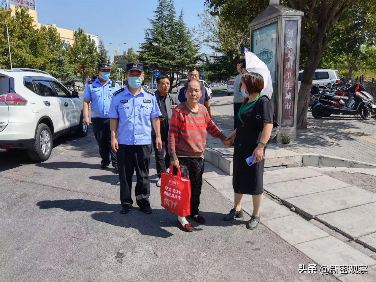 八旬老太被民警送走 (高龄老人迷路安宁民警守护回家路)