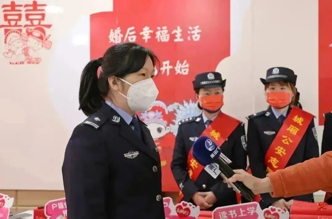 城厢公安在婚姻登记大厅备了份贴心礼包~