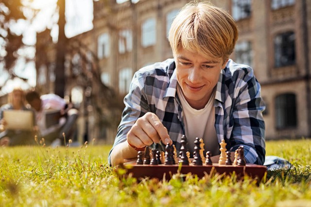 职称评审的罗生门：学术成就还是政治背景？