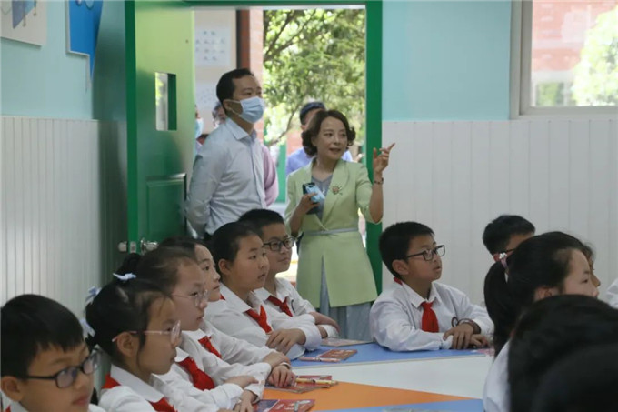 德阳市副市长向赟率队调研全市基础教育发展情况