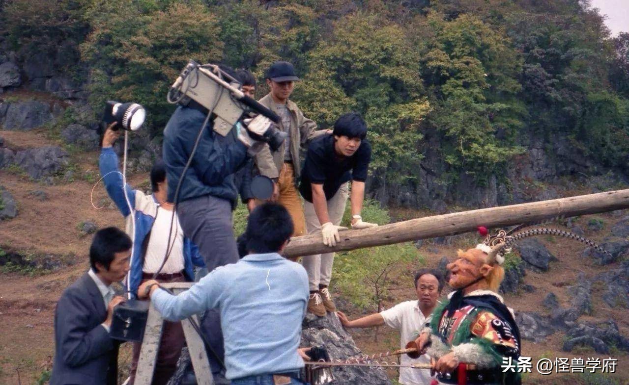 输血管跟电线杆都还能忍，但那个玩手机的，真拿观众当傻子不成？