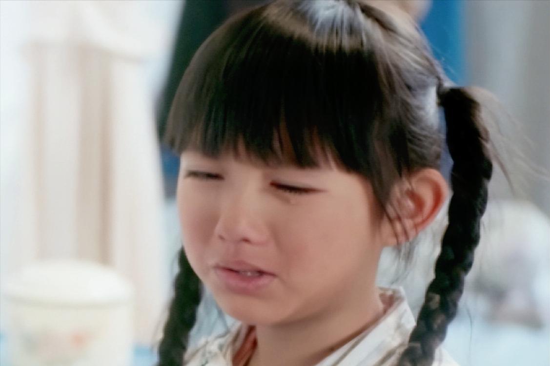 7岁女孩身患绝症，不愿拖累养父，自愿放弃治疗，感动无数人