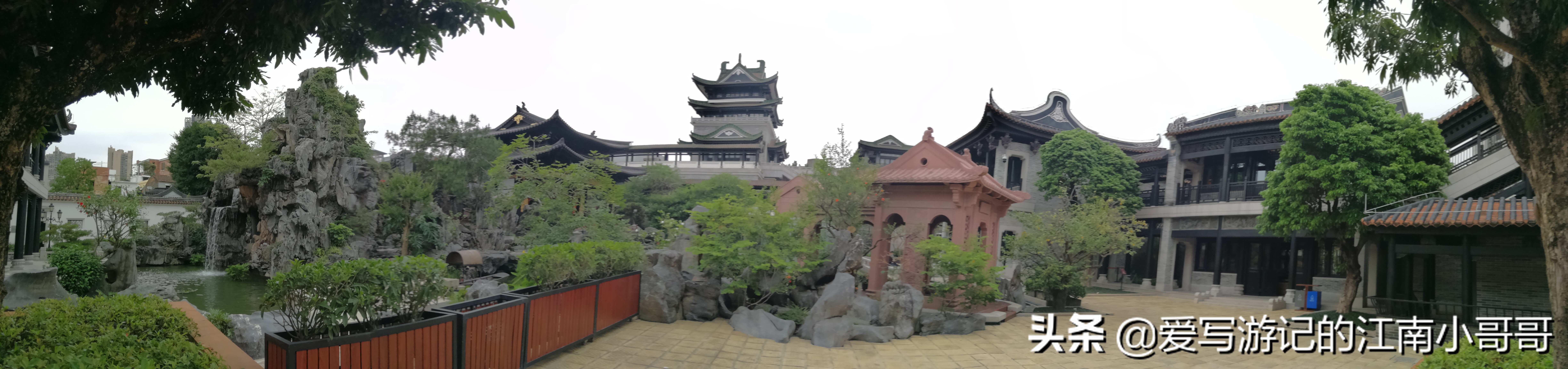 粤博内的红石舫、吉庆别馆、八和阁和万福台，通过池塘串联了起来