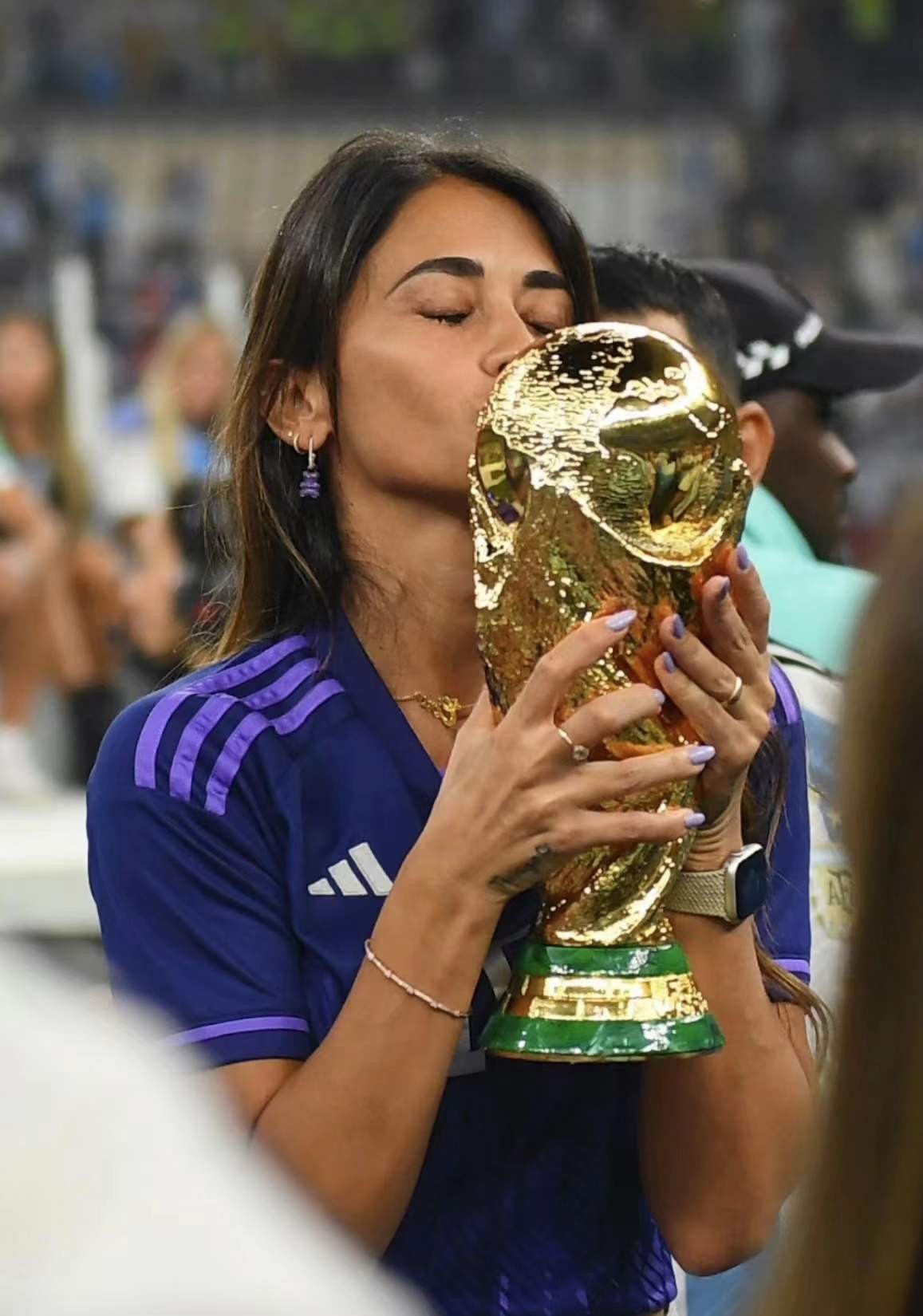 梅西夺冠后全家福,梅西夺冠后和爱妻亲吻视频