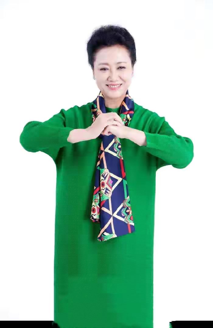 王丽云年轻时穿军装最漂亮的照片,65岁王丽云穿贵妇装