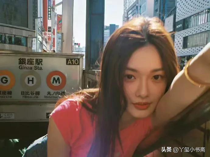 “听说了吗？刚刚在庆功宴上，君上亲自给那舞姬*箫吹**伴奏。”