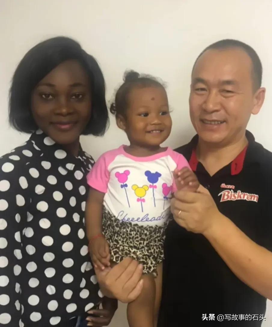 江苏男子娶非洲媳妇，生俩娃，发现当地很多中国人开超市