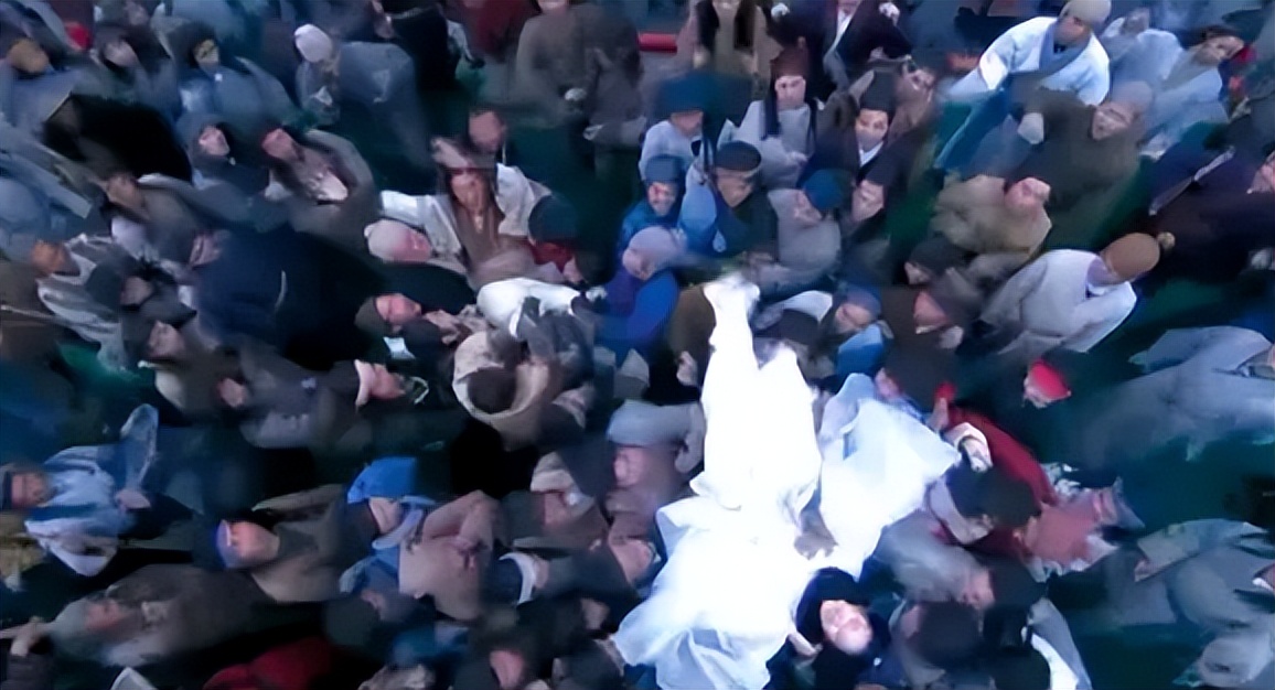 借拍戏之名，袭胸、摸腿、扯内衣，这些“咸猪手”，该管管了