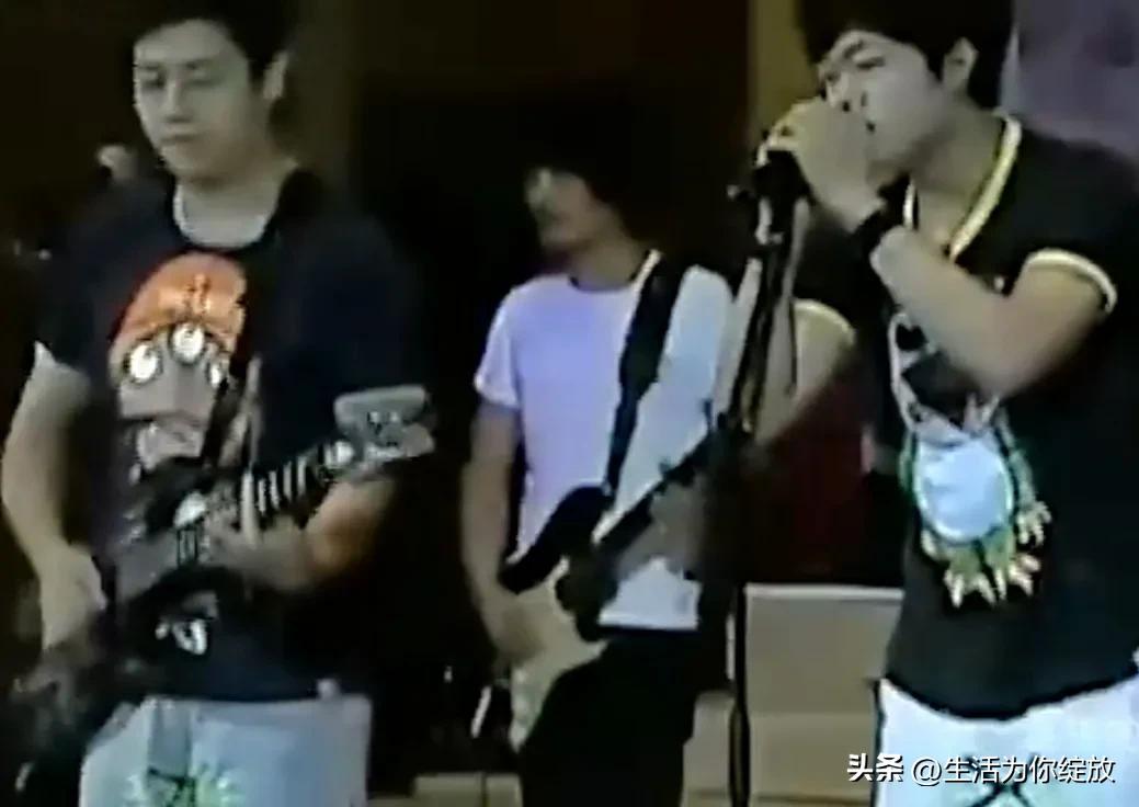 他是坑爹的星二代，十五岁无证驾驶兼打人，十七岁轮奸醉酒女