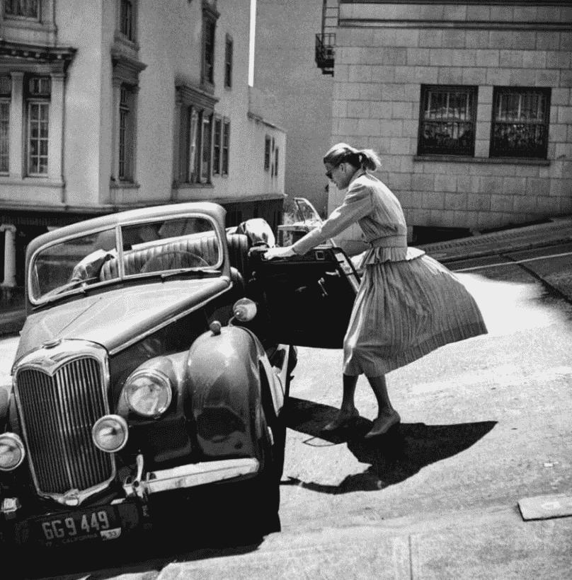 高清老照片：旗人格格大腿岔开豪放洗衣，地主三妻四妾不输女明星