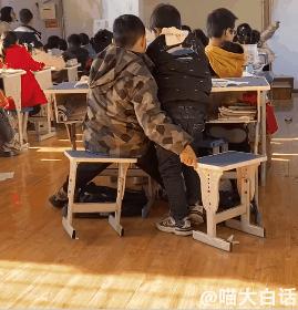 “不小心把饭卡落在女浴室后....”哈哈哈哈哈这是什么名场面